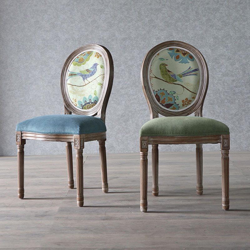 كرسي طعام من القماش المخملي بإطار خشبي منحني تقليدي أوروبي مستهلك بمظهر قديم مع ظهر مستدير لغرفة الطعام 