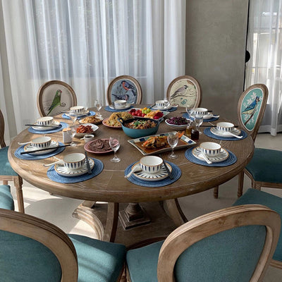 كرسي طعام من القماش المخملي بإطار خشبي منحني تقليدي أوروبي مستهلك بمظهر قديم مع ظهر مستدير لغرفة الطعام 