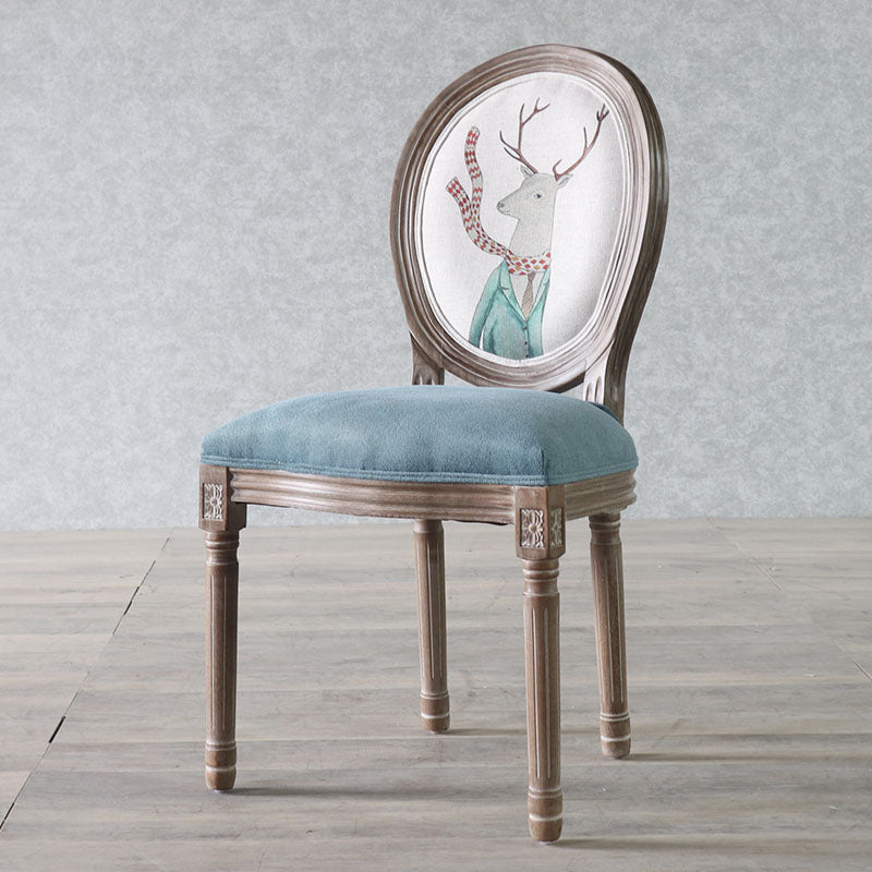 كرسي طعام من القماش المخملي بإطار خشبي منحني تقليدي أوروبي مستهلك بمظهر قديم مع ظهر مستدير لغرفة الطعام 
