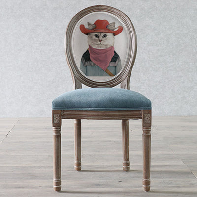 كرسي طعام من القماش المخملي بإطار خشبي منحني تقليدي أوروبي مستهلك بمظهر قديم مع ظهر مستدير لغرفة الطعام 