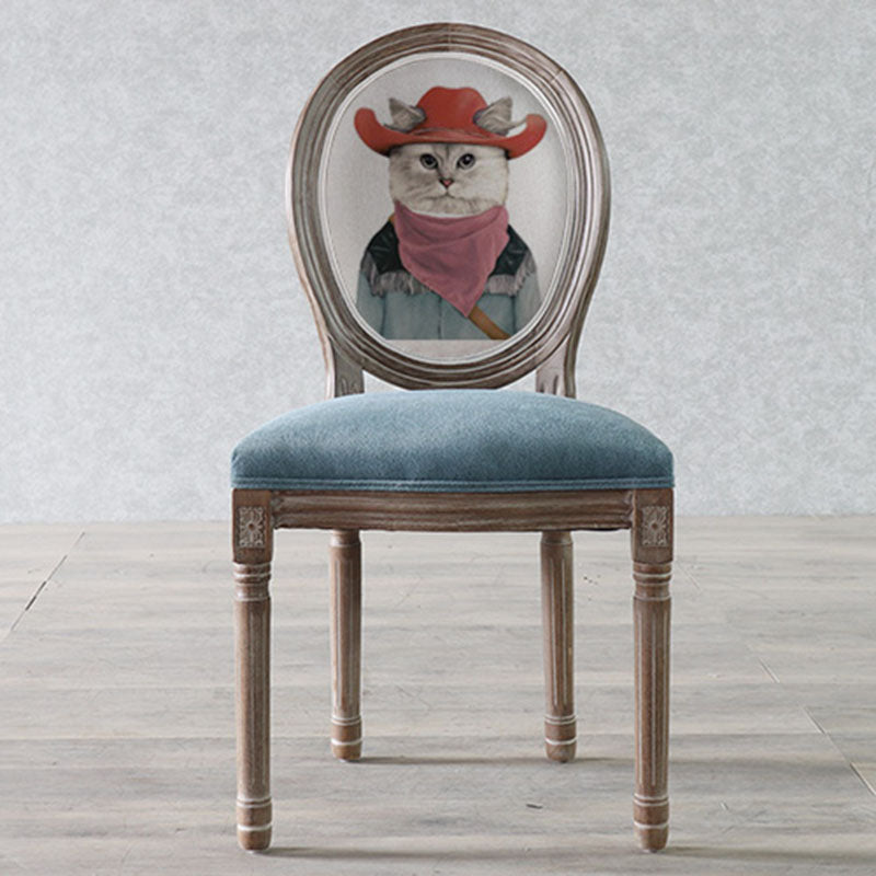 كرسي طعام من القماش المخملي بإطار خشبي منحني تقليدي أوروبي مستهلك بمظهر قديم مع ظهر مستدير لغرفة الطعام 