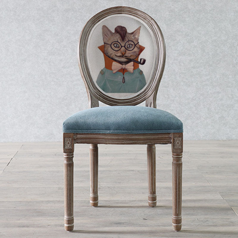 كرسي طعام من القماش المخملي بإطار خشبي منحني تقليدي أوروبي مستهلك بمظهر قديم مع ظهر مستدير لغرفة الطعام 