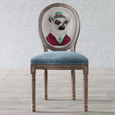 كرسي طعام من القماش المخملي بإطار خشبي منحني تقليدي أوروبي مستهلك بمظهر قديم مع ظهر مستدير لغرفة الطعام 