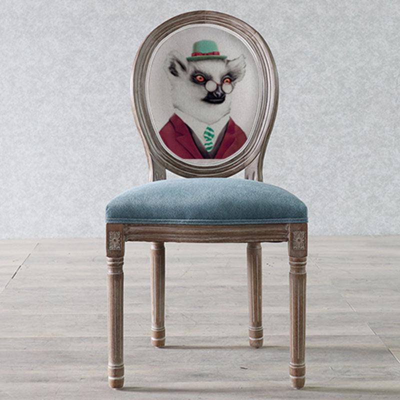 كرسي طعام من القماش المخملي بإطار خشبي منحني تقليدي أوروبي مستهلك بمظهر قديم مع ظهر مستدير لغرفة الطعام 