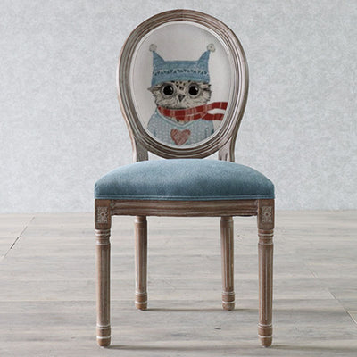 كرسي طعام من القماش المخملي بإطار خشبي منحني تقليدي أوروبي مستهلك بمظهر قديم مع ظهر مستدير لغرفة الطعام 