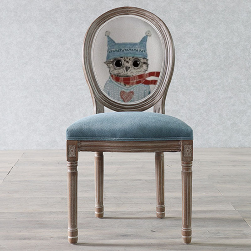كرسي طعام من القماش المخملي بإطار خشبي منحني تقليدي أوروبي مستهلك بمظهر قديم مع ظهر مستدير لغرفة الطعام 