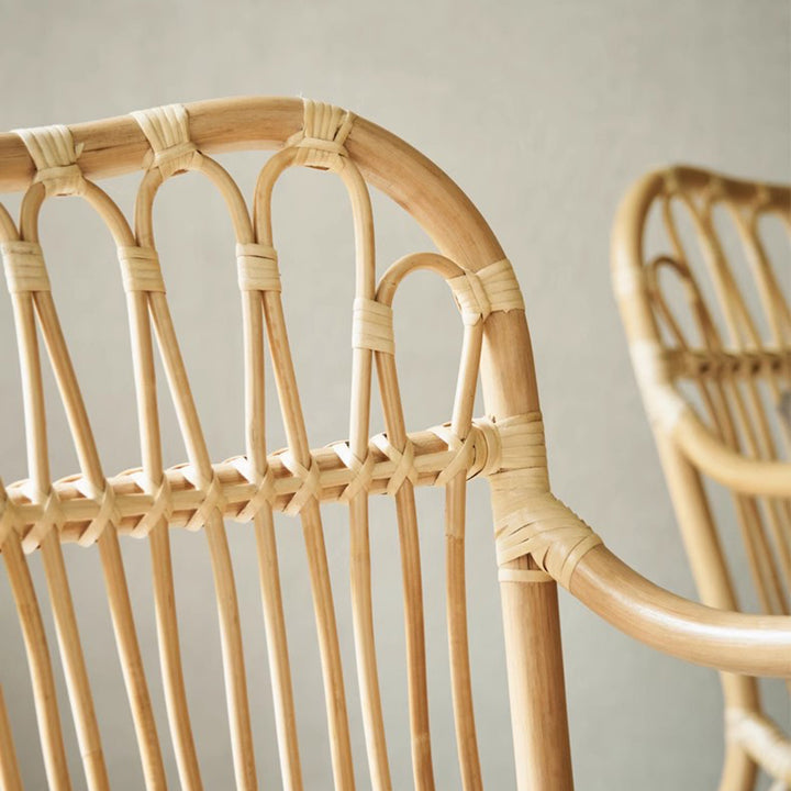 Chaise de salle à manger moderne minimaliste en rotin véritable avec dossier courbé et accoudoirs pour salon 