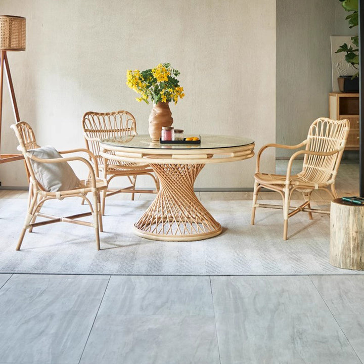 Chaise de salle à manger moderne minimaliste en rotin véritable avec dossier courbé et accoudoirs pour salon 