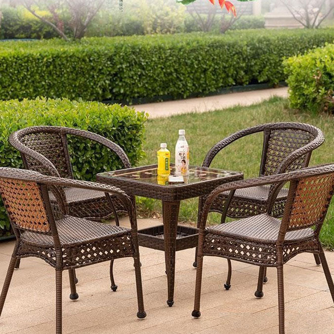 Silla de exterior moderna y minimalista de acero, plástico y ratán curvado con respaldo y reposabrazos 