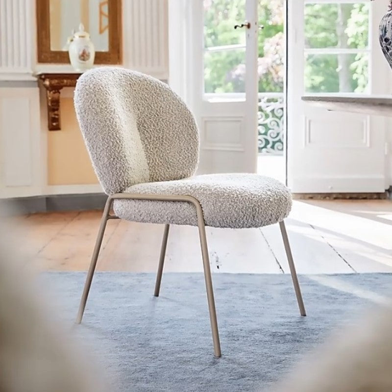 Moderner minimalistischer Esszimmerstuhl mit ovalem Schaumstoffkissen, Sherpa-Stoff, Rückenlehne und Gestell aus Karbonstahl fürs Esszimmer 