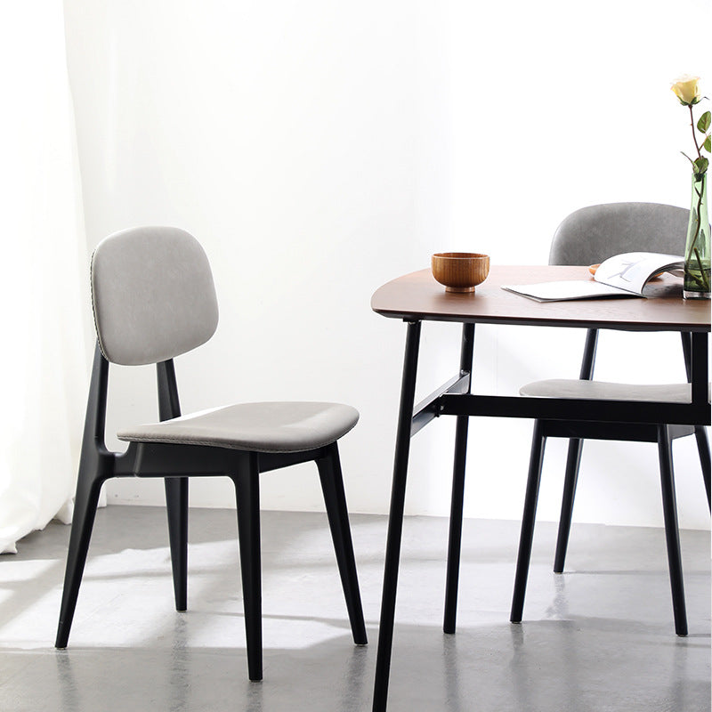 Moderner minimalistischer Esszimmerstuhl mit gebogenem Sitzkissen aus Polypropylen, Kunstfaserbezug, Schaumstoff und Rückenlehne für das Esszimmer 