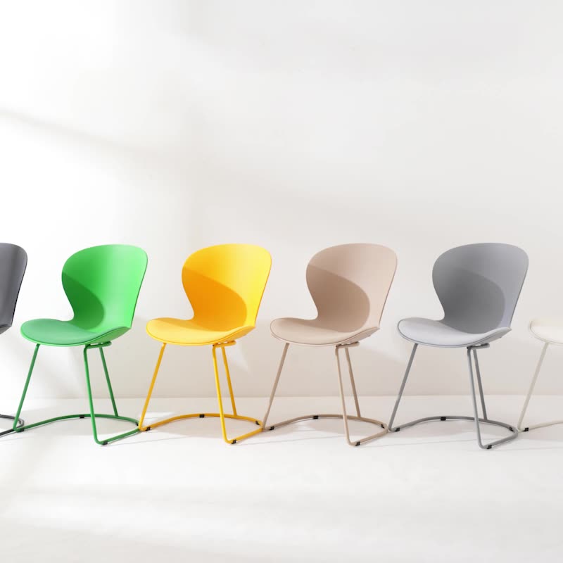 Moderner minimalistischer gebogener Polypropylen-Synthetikleder-Eisen-Schwamm-Esszimmerstuhl mit Rückenlehne für das Esszimmer 
