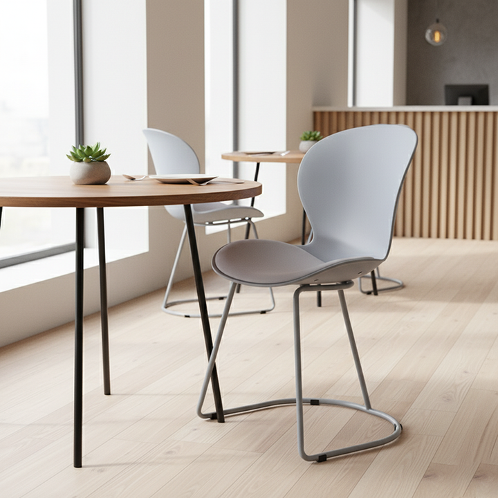 Moderner minimalistischer gebogener Polypropylen-Synthetikleder-Eisen-Schwamm-Esszimmerstuhl mit Rückenlehne für das Esszimmer 