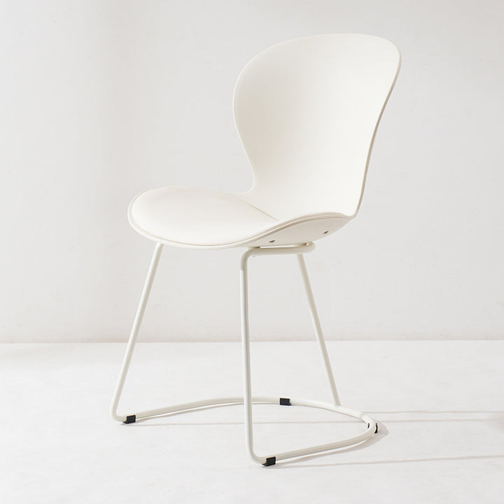 Moderner minimalistischer gebogener Polypropylen-Synthetikleder-Eisen-Schwamm-Esszimmerstuhl mit Rückenlehne für das Esszimmer 