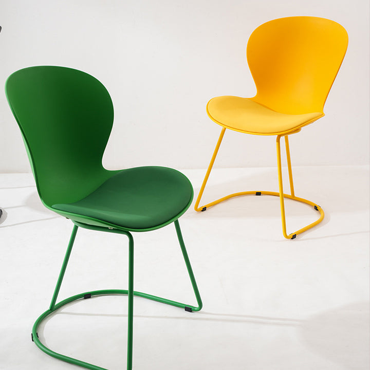 Moderner minimalistischer gebogener Polypropylen-Synthetikleder-Eisen-Schwamm-Esszimmerstuhl mit Rückenlehne für das Esszimmer 