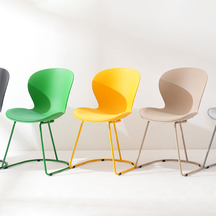Moderner minimalistischer gebogener Polypropylen-Synthetikleder-Eisen-Schwamm-Esszimmerstuhl mit Rückenlehne für das Esszimmer 