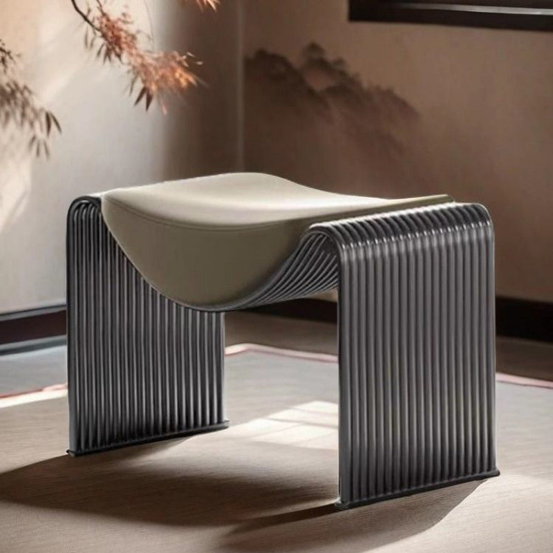 Moderner minimalistischer Mikrofaser-Leder-Metallrahmen rechteckiger niedriger Hocker ohne Rückenlehne und Armlehnen für das Wohnzimmer 
