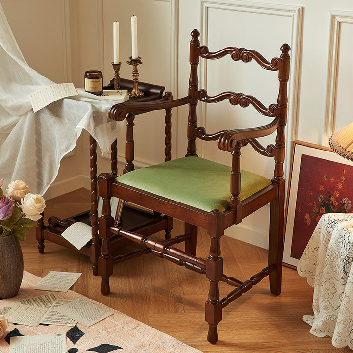 Traditioneller Vintage-Esszimmerstuhl aus Samt und Eichenholz mit geschwungener Rückenlehne und Armlehnen für das Esszimmer 