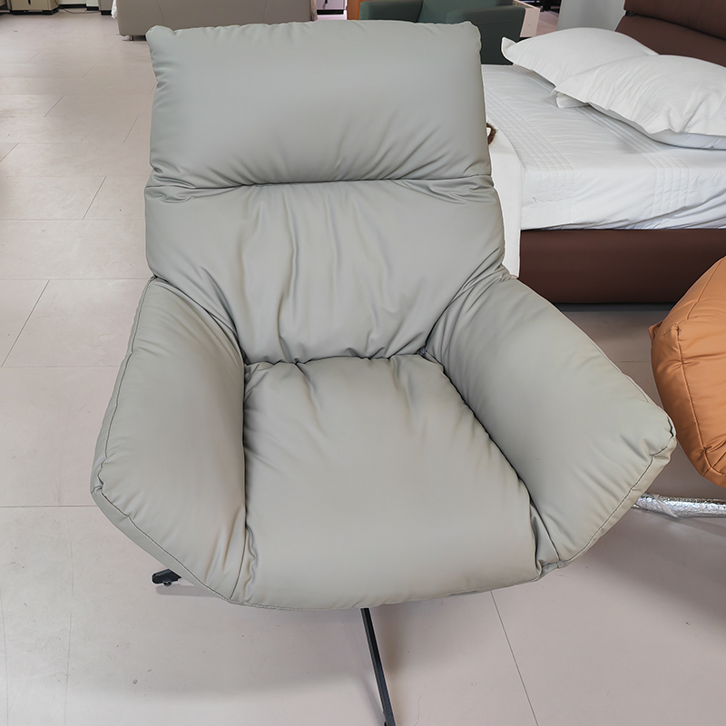 Moderner minimalistischer drehbarer Akzentstuhl mit geschwungener Form aus Kunstleder, Eisen und Schaumstoff mit Rückenlehne und Armlehnen für das Wohnzimmer 