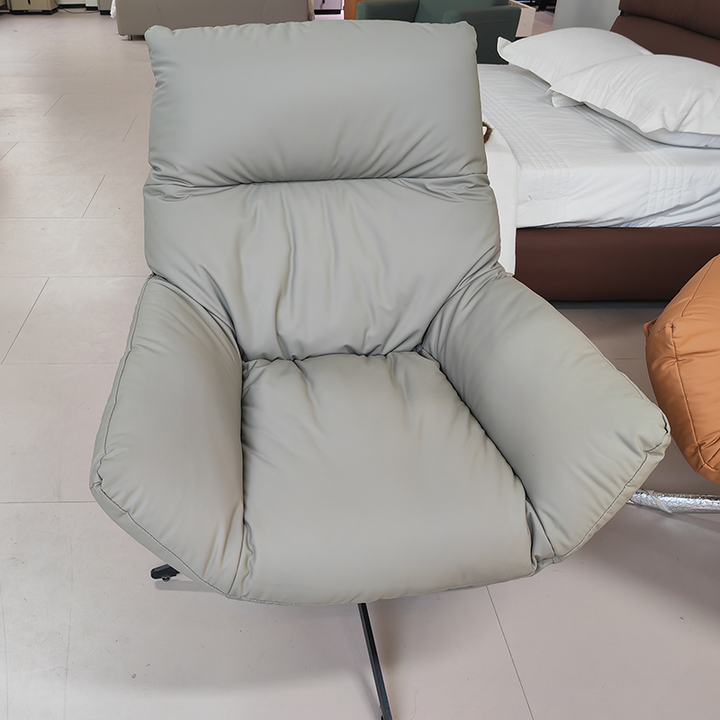 Moderner minimalistischer drehbarer Akzentstuhl mit geschwungener Form aus Kunstleder, Eisen und Schaumstoff mit Rückenlehne und Armlehnen für das Wohnzimmer 
