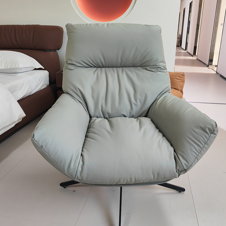 Moderner minimalistischer drehbarer Akzentstuhl mit geschwungener Form aus Kunstleder, Eisen und Schaumstoff mit Rückenlehne und Armlehnen für das Wohnzimmer 