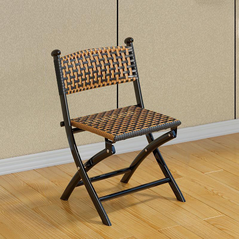 Simplicité contemporaine Chaise empilable pliable en PE tressé avec structure en fer incurvée, dossier, sans accoudoirs, pour salon 