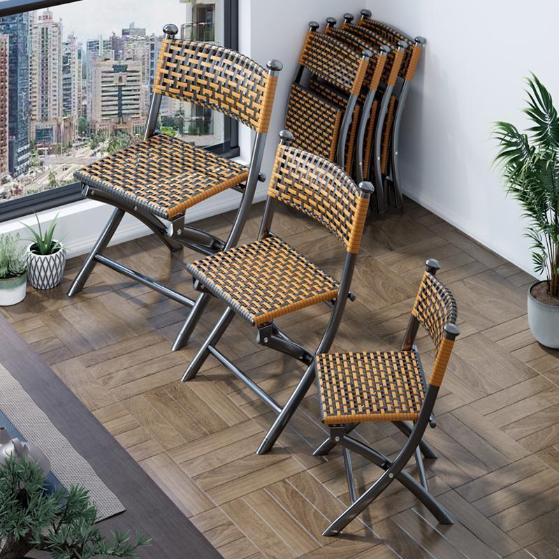 Simplicité contemporaine Chaise empilable pliable en PE tressé avec structure en fer incurvée, dossier, sans accoudoirs, pour salon 
