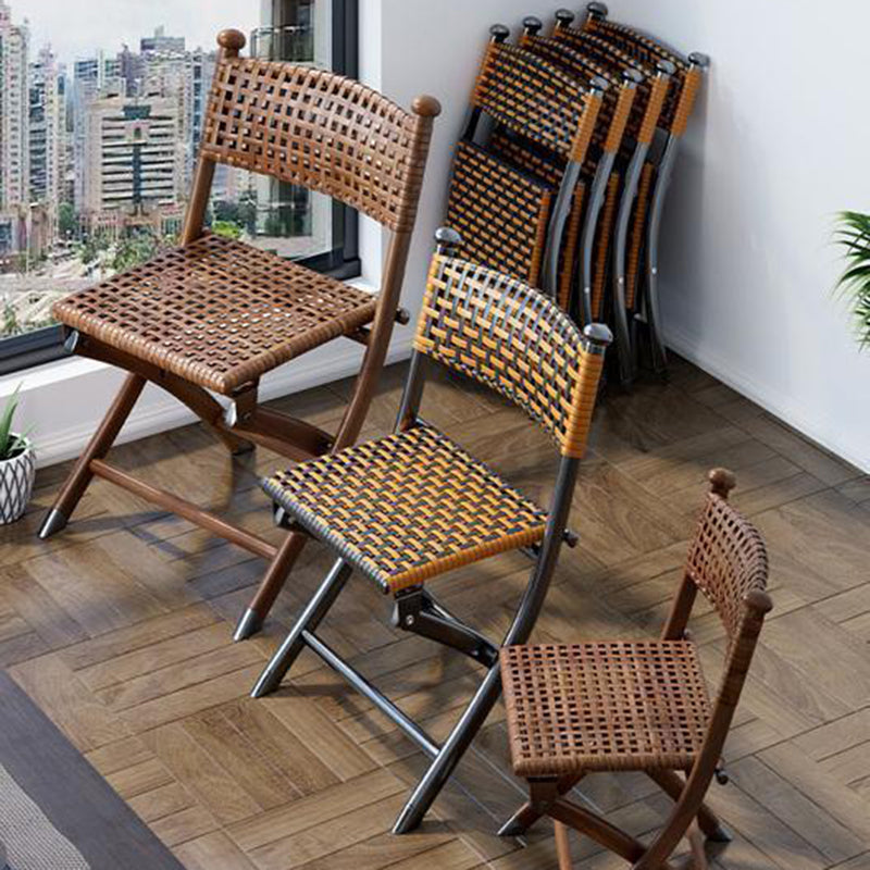Simplicité contemporaine Chaise empilable pliable en PE tressé avec structure en fer incurvée, dossier, sans accoudoirs, pour salon 