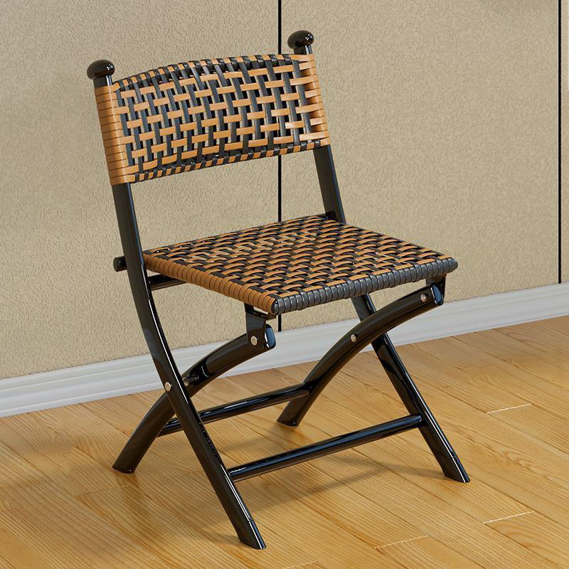 Simplicité contemporaine Chaise empilable pliable en PE tressé avec structure en fer incurvée, dossier, sans accoudoirs, pour salon 
