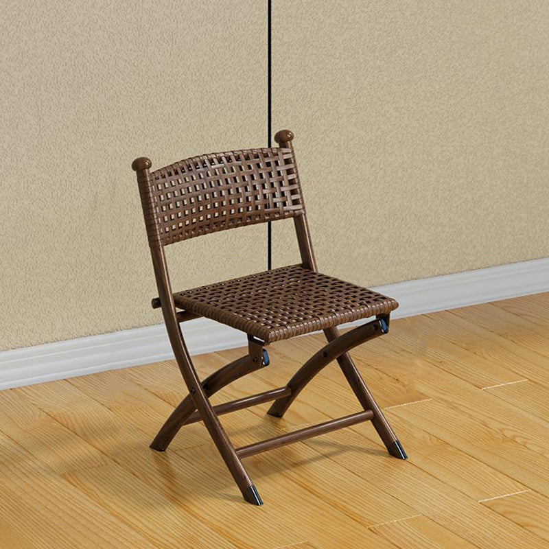 Simplicité contemporaine Chaise empilable pliable en PE tressé avec structure en fer incurvée, dossier, sans accoudoirs, pour salon 