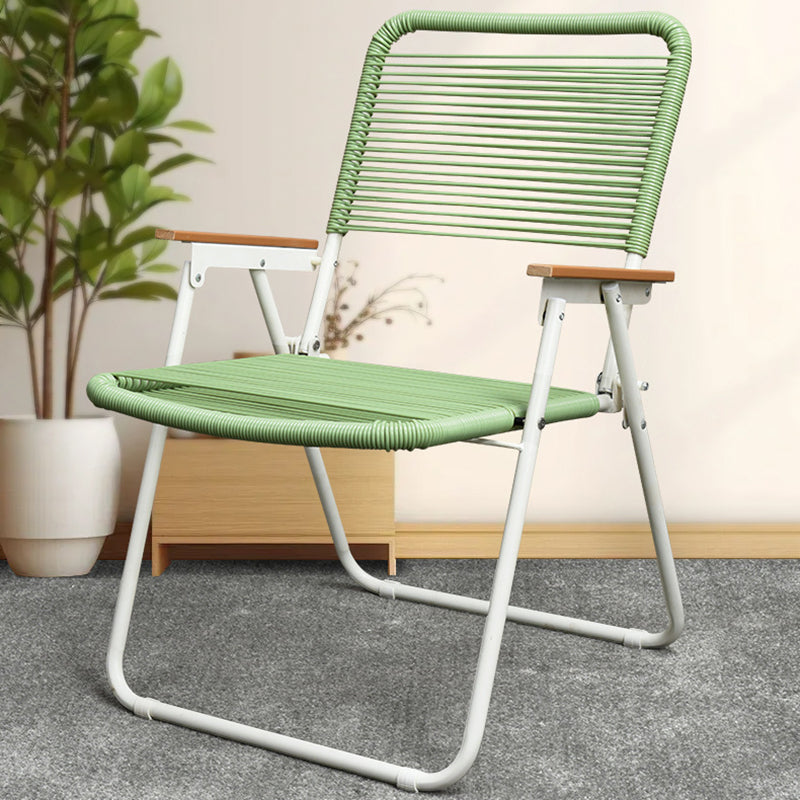 Moderner minimalistischer quadratischer rechteckiger PE Rattan Buchenholz Eisenrohr Weben Klappbarer Campingstuhl Rückenlehne Armlehne für den Außenbereich 