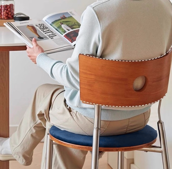 Moderner nordischer Esszimmerstuhl mit runder Rückenlehne aus Samt, Birkenholz und Eisen, ohne Armlehnen, für Esszimmer &amp; Küche 