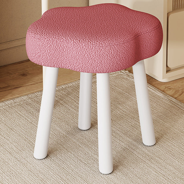 Tabouret bas de salon moderne minimaliste en tissu technique polaire façon mouton en forme de fleur, bois de hêtre, bois massif, contreplaqué 