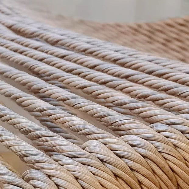 Chaise à bascule moderne minimaliste en rotin PE, fer et tissage coton-lin, dossier en ellipse, sans accoudoirs, pour salon 