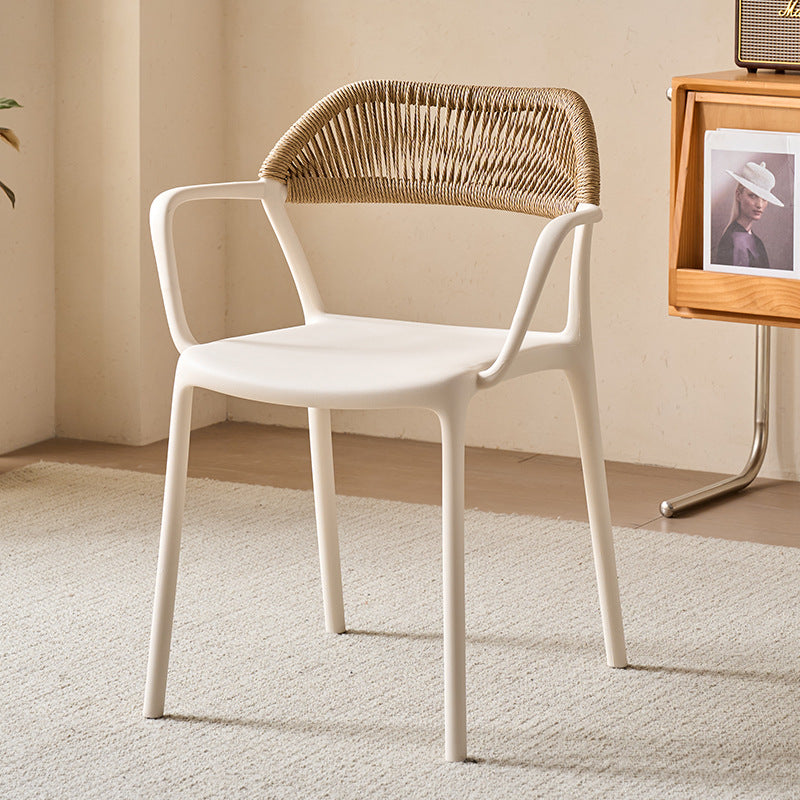 Chaise de salle à manger carrée minimaliste moderne en PP PE tressé rotin avec dossier et accoudoirs pour salle à manger et cuisine 