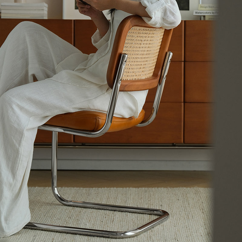 Chaise de salle à manger traditionnelle vintage en arc en acier inoxydable avec dosseret en cuir, éponge, plastique et rotin tissé sans accoudoirs 