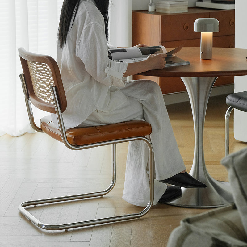 Chaise de salle à manger traditionnelle vintage en arc en acier inoxydable avec dosseret en cuir, éponge, plastique et rotin tissé sans accoudoirs 