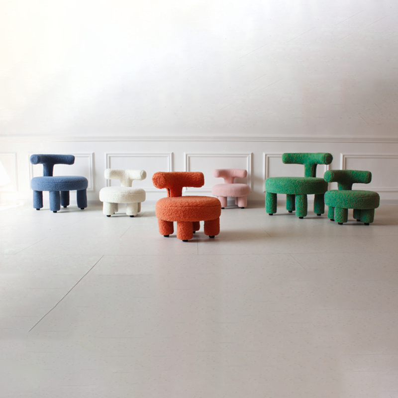 Zeitgenössischer nordischer Lammwolle-Holz-Schwamm-Rundstuhl mit Rückenlehne für das Wohnzimmer 