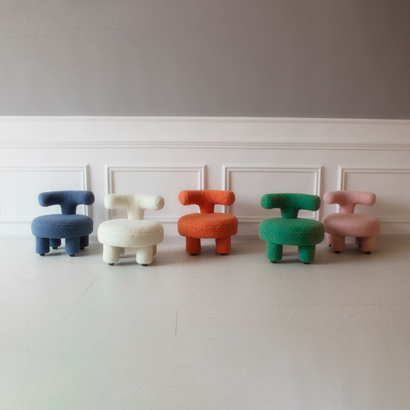 Zeitgenössischer nordischer Lammwolle-Holz-Schwamm-Rundstuhl mit Rückenlehne für das Wohnzimmer 