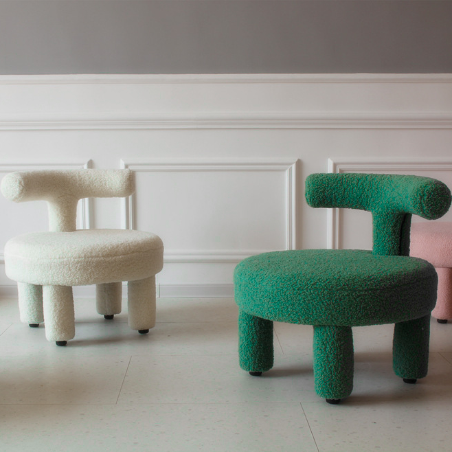 Zeitgenössischer nordischer Lammwolle-Holz-Schwamm-Rundstuhl mit Rückenlehne für das Wohnzimmer 