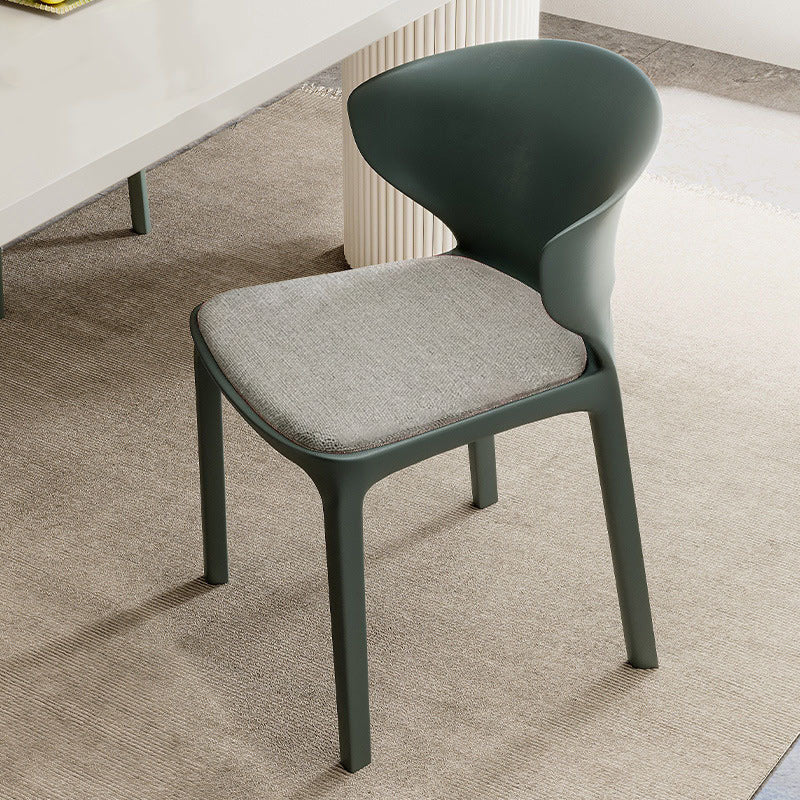 Zeitgenössischer skandinavischer PP-Kunststoff-Quadratischer ergonomisch gestalteter stapelbarer Esszimmerstuhl mit Rückenlehne für das Esszimmer 