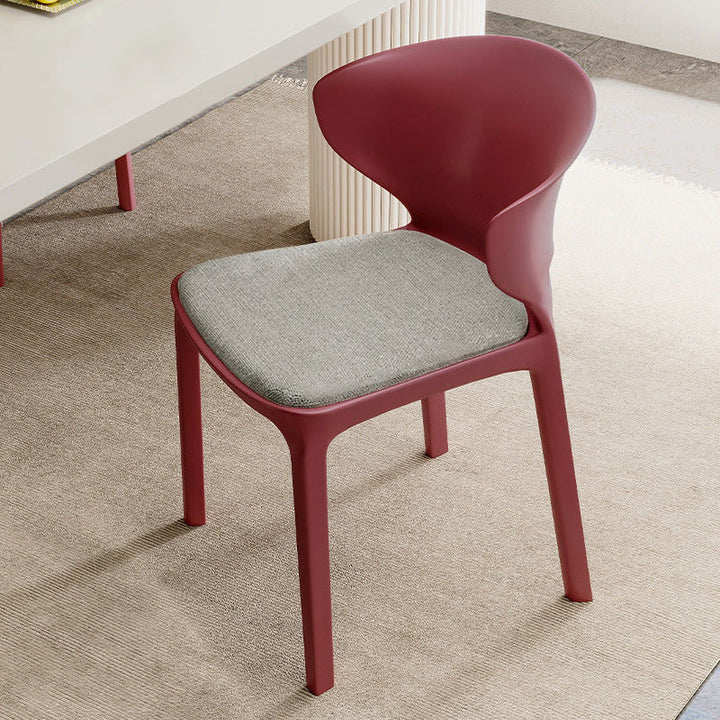 Zeitgenössischer skandinavischer PP-Kunststoff-Quadratischer ergonomisch gestalteter stapelbarer Esszimmerstuhl mit Rückenlehne für das Esszimmer 