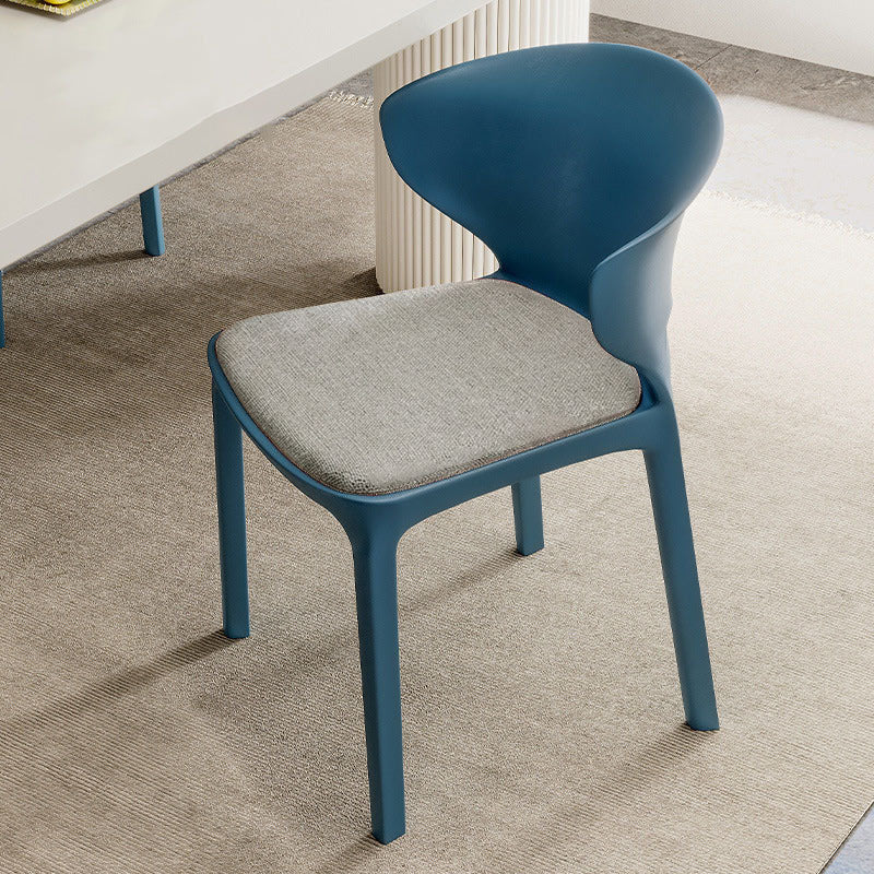 Zeitgenössischer skandinavischer PP-Kunststoff-Quadratischer ergonomisch gestalteter stapelbarer Esszimmerstuhl mit Rückenlehne für das Esszimmer 