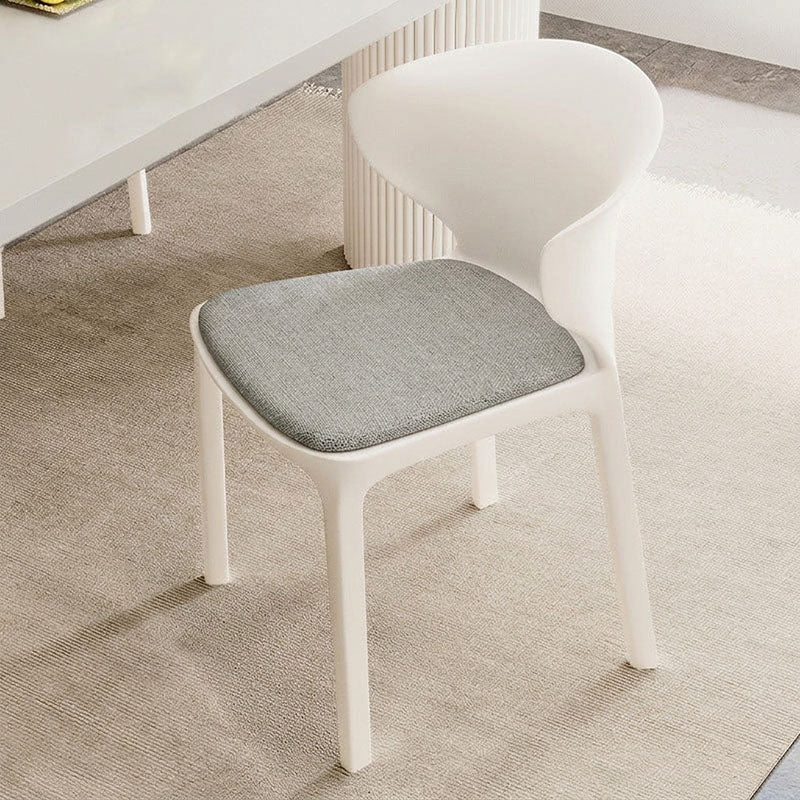 Zeitgenössischer skandinavischer PP-Kunststoff-Quadratischer ergonomisch gestalteter stapelbarer Esszimmerstuhl mit Rückenlehne für das Esszimmer 