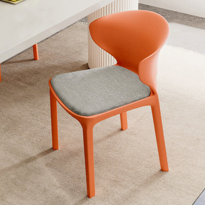 Zeitgenössischer skandinavischer PP-Kunststoff-Quadratischer ergonomisch gestalteter stapelbarer Esszimmerstuhl mit Rückenlehne für das Esszimmer 