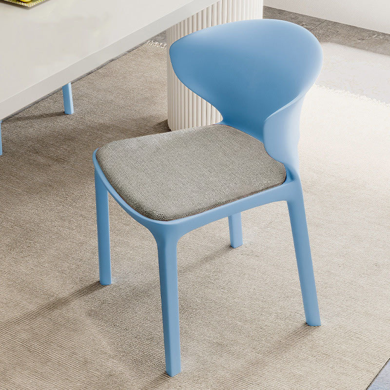 Zeitgenössischer skandinavischer PP-Kunststoff-Quadratischer ergonomisch gestalteter stapelbarer Esszimmerstuhl mit Rückenlehne für das Esszimmer 