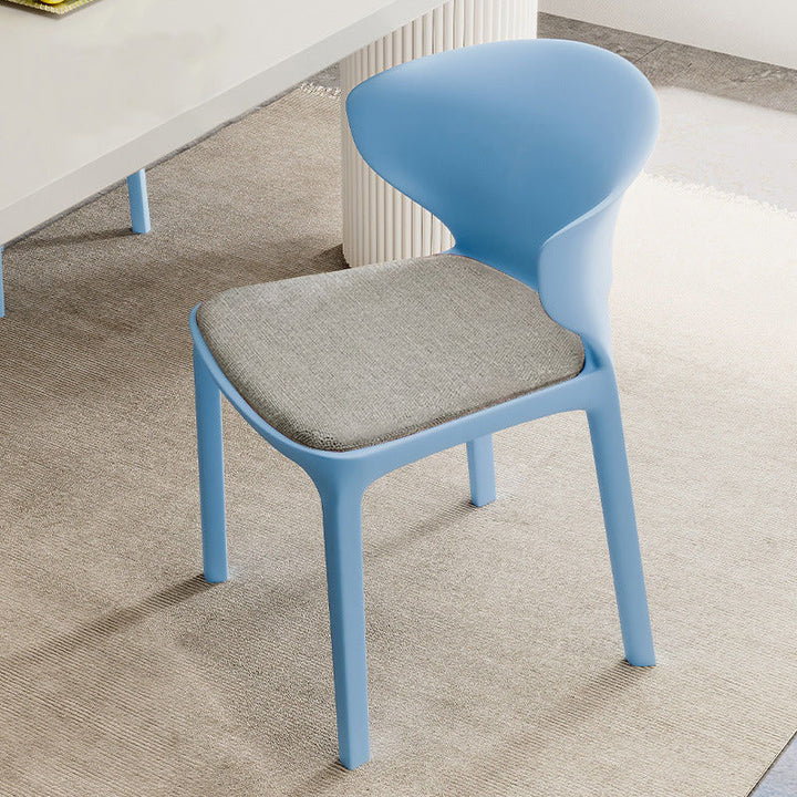 Zeitgenössischer skandinavischer PP-Kunststoff-Quadratischer ergonomisch gestalteter stapelbarer Esszimmerstuhl mit Rückenlehne für das Esszimmer 