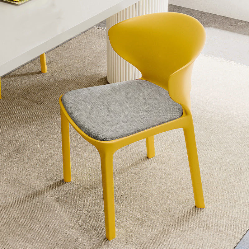 Zeitgenössischer skandinavischer PP-Kunststoff-Quadratischer ergonomisch gestalteter stapelbarer Esszimmerstuhl mit Rückenlehne für das Esszimmer 