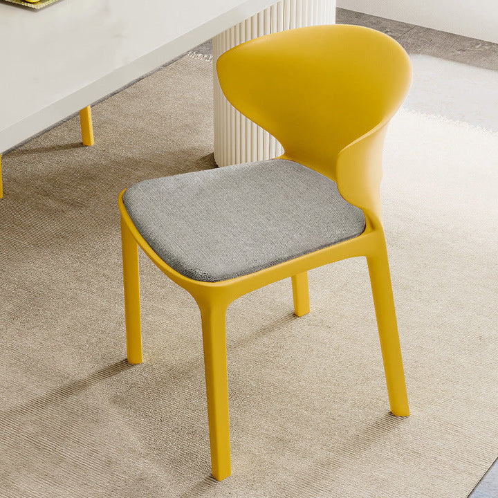 Zeitgenössischer skandinavischer PP-Kunststoff-Quadratischer ergonomisch gestalteter stapelbarer Esszimmerstuhl mit Rückenlehne für das Esszimmer 