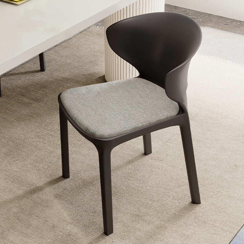 Zeitgenössischer skandinavischer PP-Kunststoff-Quadratischer ergonomisch gestalteter stapelbarer Esszimmerstuhl mit Rückenlehne für das Esszimmer 